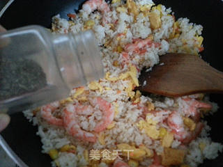 家庭制作虾仁玉米炒饭的做法步骤:13