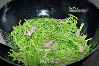 冬日里的清新小炒-芦蒿炒肉丝的做法步骤：6