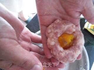 蛋黄芯狮子头的做法步骤:7