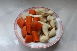下饭好滋味——杏鲍菇烧胡萝卜的做法步骤:2