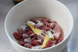 一个人的午餐也可以有滋有味——红烧牛肉面的做法步骤:3