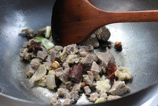 一个人的午餐也可以有滋有味——红烧牛肉面的做法步骤:5