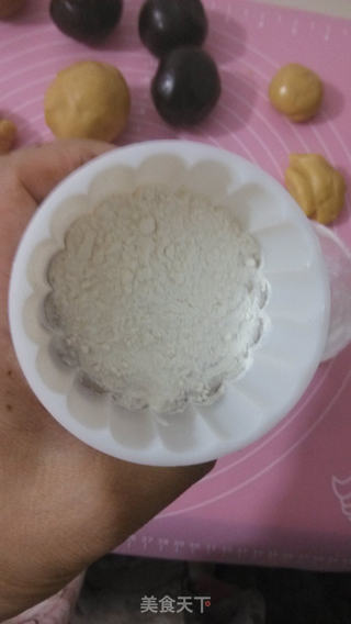 豆沙莲蓉月饼的做法步骤：10