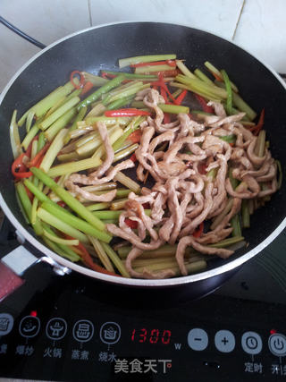 芹菜炒肉丝的做法步骤:10
