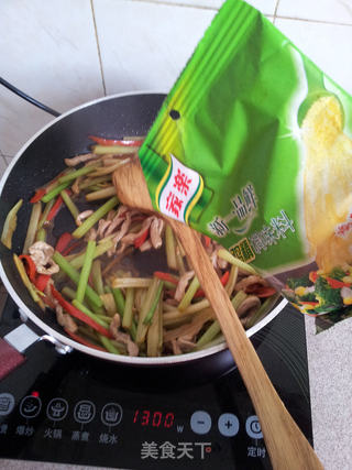 芹菜炒肉丝的做法步骤:11