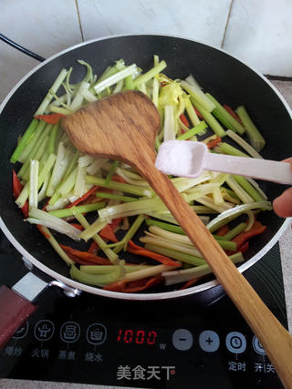 芹菜炒肉丝的做法步骤:8
