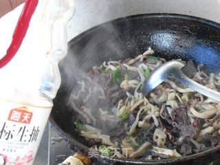 芫爆羊杂的做法步骤:5