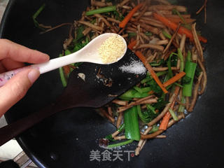 美味菌菇---小炒茶树菇 依然美食的做法步骤:7