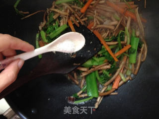 美味菌菇---小炒茶树菇 依然美食的做法步骤:6