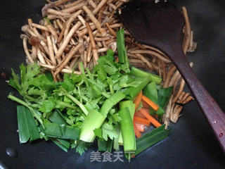 美味菌菇---小炒茶树菇 依然美食的做法步骤:5