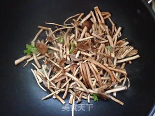 美味菌菇---小炒茶树菇 依然美食的做法步骤:4