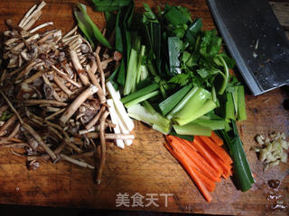 美味菌菇---小炒茶树菇 依然美食的做法步骤:2
