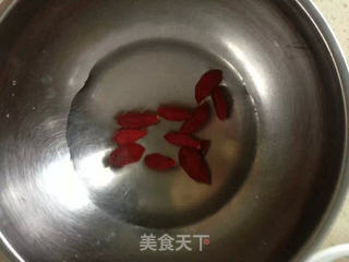 桂杞蜜糖蒸萝卜的做法步骤：2