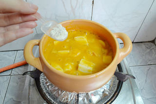 【蟹黄豆腐】餐桌上那一道高大上黄金豆腐的做法步骤:9