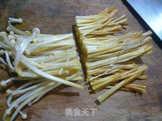 青菜金针菇炒年糕的做法步骤:4
