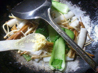 青菜金针菇炒年糕的做法步骤:10