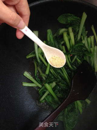 保持皮肤光滑来靠它---小炒菜心的做法步骤:6