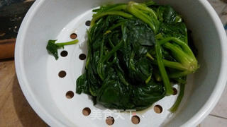 鸡蛋菠菜馅饺子的做法步骤:2