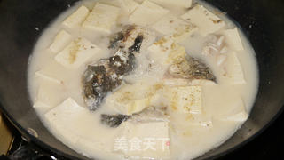 一鱼两吃之鱼头豆腐汤的做法步骤:11