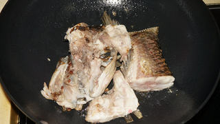 一鱼两吃之鱼头豆腐汤的做法步骤:6