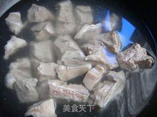 豉香排骨蒸金瓜的做法步骤:2