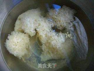 木瓜银耳莲子羹的做法步骤:2