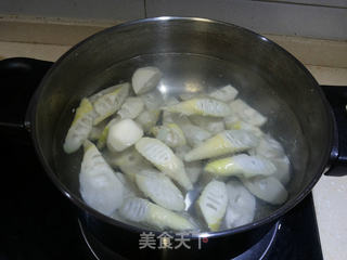 春笋鲈鱼的做法步骤:2