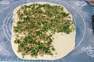 【葱香油渣千层发面饼】的做法步骤:9