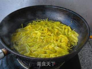 蒜椒拌黄花的做法步骤:2