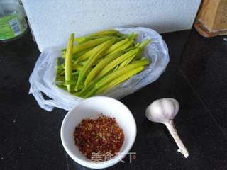 蒜椒拌黄花的做法步骤：1