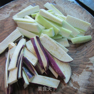 丝瓜炒茄子的做法步骤：3