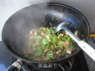 青椒炒豆腐干的做法步骤：6
