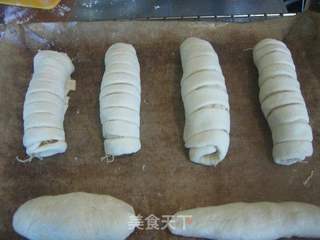 毛毛虫肉松杏仁面包的做法步骤:10