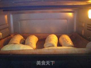 毛毛虫肉松杏仁面包的做法步骤:12