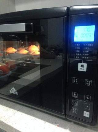 糖珠圣诞树杯蛋糕的做法步骤:8
