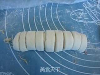 毛毛虫肉松杏仁面包的做法步骤:9