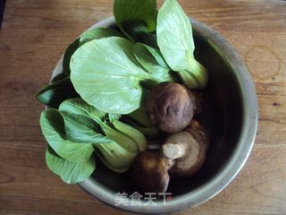 香菇油菜的做法步骤：1