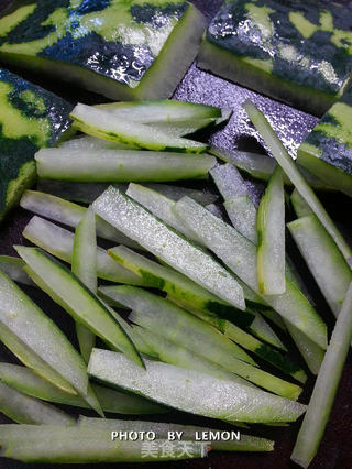 瘦身低卡--清炒冬瓜皮的做法步骤:3