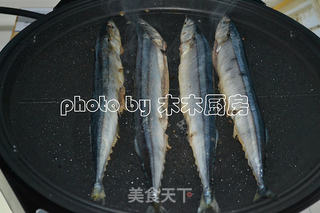 用电饼铛制作富有日本民风的秋刀鱼的做法步骤:6