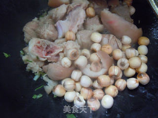 九月选食防秋燥--莲蓬扣猪脚包的做法步骤:5