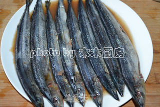 用电饼铛制作富有日本民风的秋刀鱼的做法步骤:4