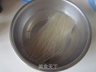 番茄鸡蛋米粉的做法步骤:2