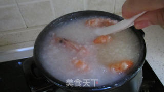 软烂鲜美——砂锅鲜虾粥的做法步骤:5