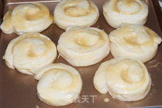 来点料更美味--杏仁酱面包卷的做法步骤:12