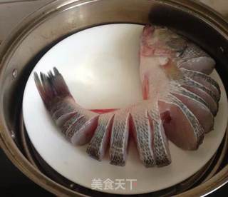清蒸鲈鱼的做法步骤:4