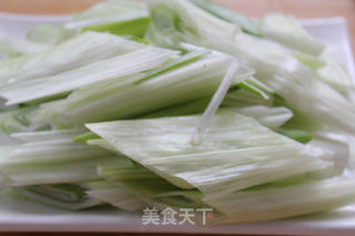 那清爽香甜的老味道:鲁菜经典 葱爆肉的做法步骤:2