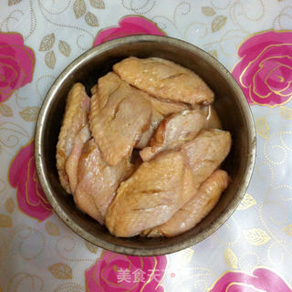 盐焗鸡翅的做法步骤：1