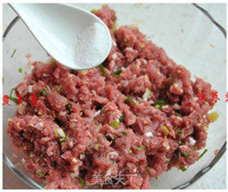 详解最好吃的外焦里嫩牛肉锅贴的做法步骤:4
