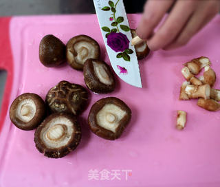 三黄鸡炖香菇的做法步骤:3
