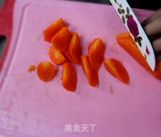 三黄鸡炖香菇的做法步骤:2